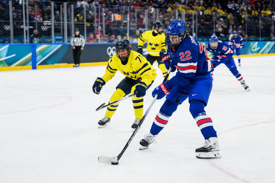 Anna Kjellbin of Sweden and Tessa Janecke of USA in the