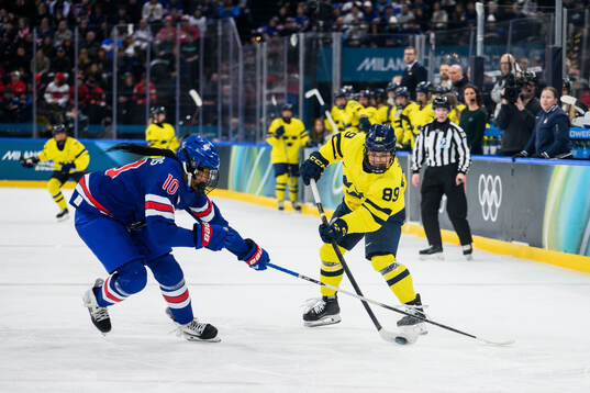 Laila Edwards of USA and Nicole Hall of Sweden in the