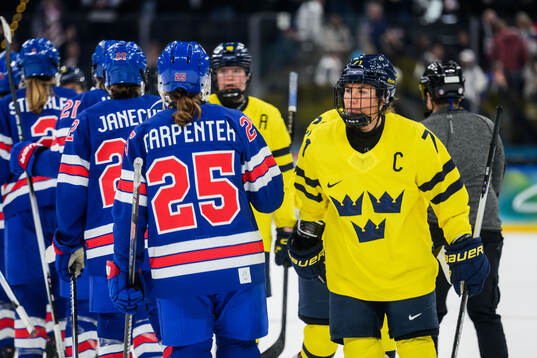 Alex Carpenter of USA and Anna Kjellbin of Sweden