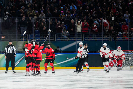 Marie-Philip Poulin of Canada celebrate the 1-0 goal in the