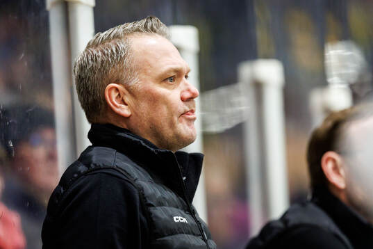 Östersunds tränare Mikael Holmqvist deppar
