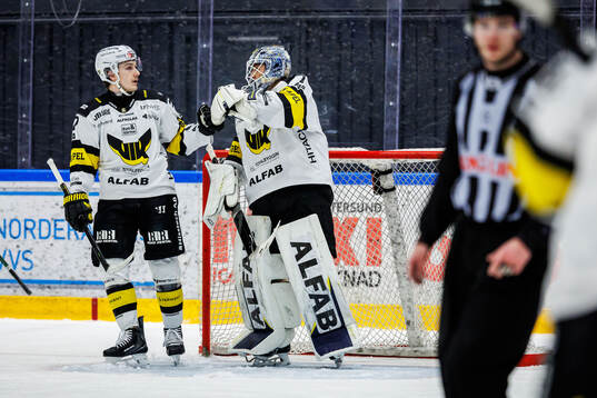 Västerås Oscar Birgersson och målvakt Oliver Håkansson