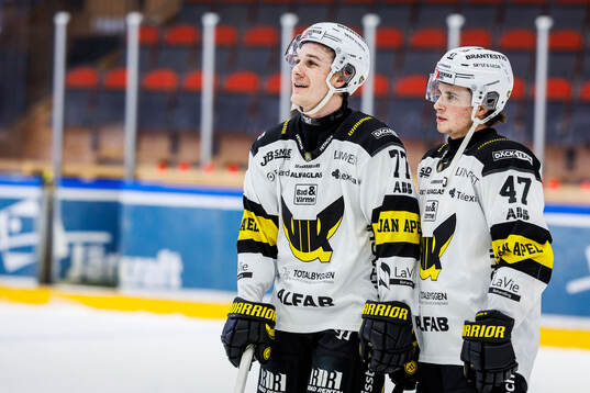 Västerås Oscar Birgersson och Patrick Guay jublar