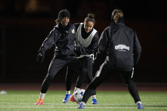 Faith Chinzimu och Felicia Schröder