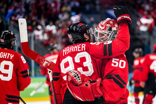 Mitch Marner och goaltender Jordan Binnington of Canada