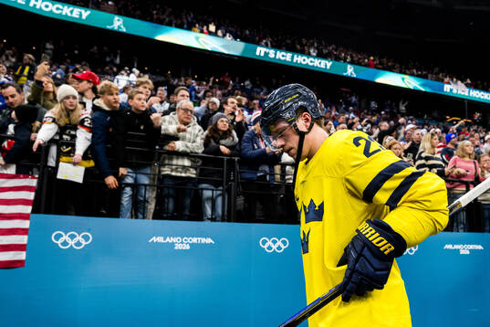 Lucas Raymond of Sweden looks dejected