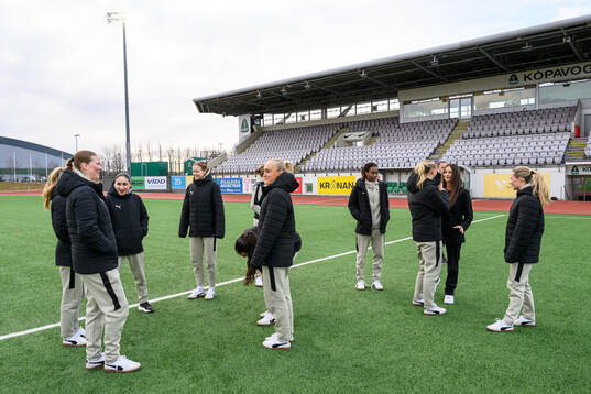 Players of Häcken ahead  the UEFA Women's Europa Cup