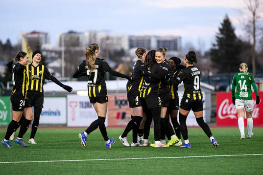 Paulina Nyström of Häcken celebrate with teammates