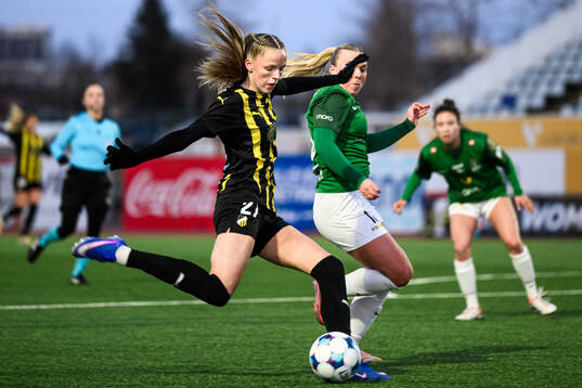 Thelma Karen Palmadottir of Häcken and Kristin Dis