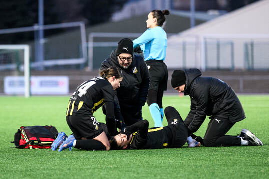 Helena Sampaio of Häcken in pain