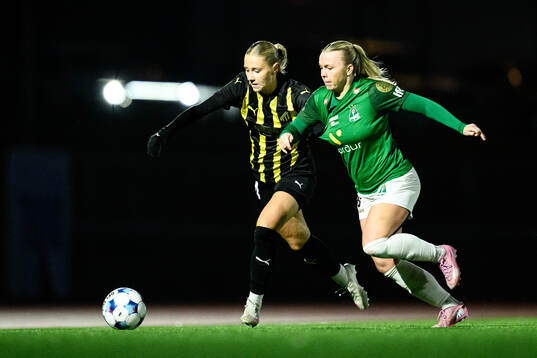 Tilde Karlsson of Häcken and Kristin Dis Arnadottir of