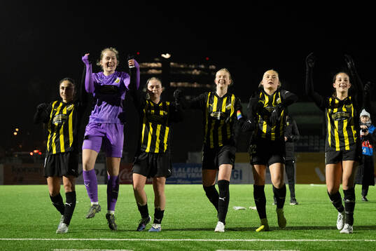 Goalkeeper Fanney Birkisdottir of Häcken celebrates