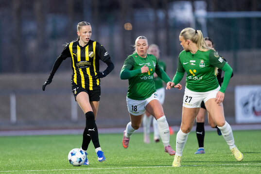 Thelma Karen Palmadottir of Häcken and Kristin Dis