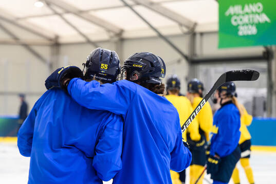 Jenna Raunio and Anna Kjellbin of Sweden at an ice hockey