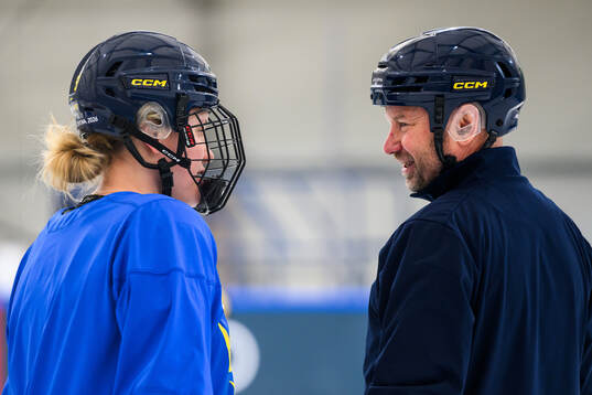 Jenna Raunio and Assistant coach Stefan Ladhe of Sweden at