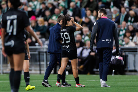 Andreia Bravo of Sporting Club de Portugal in pain