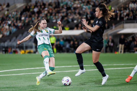 Vilde Hasund of Hammarby and Mackenzie Cherry of Sporting