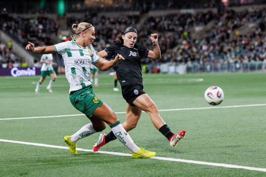 Stina Lennartsson of Hammarby and Érica Cancelinha of