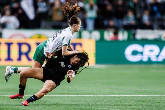 Sofia Reidy of Hammarby and Andreia Bravo of Sporting Clube