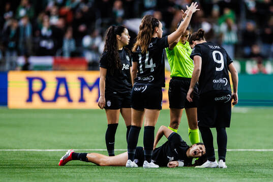 Andreia Bravo of Sporting Clube de Portugal in pain 1during