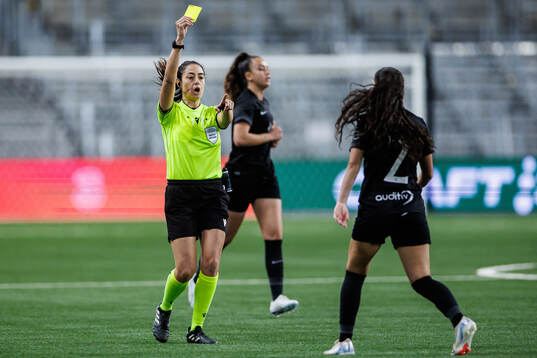 Jeneva Hernandez Gray of Sporting Club de Portugal receives