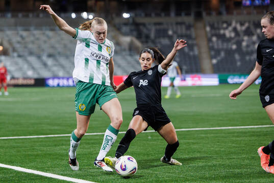 Elin Sørum of Hammarby and Brenda Pérez of Sporting Club