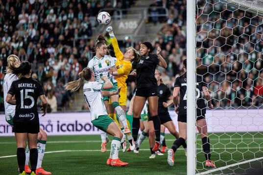 Svea Rehnberg of Hammarby and Goalkeeper Anna Wellmann of