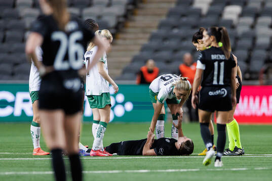 Telma Encarnacao of Sporting Club de Portugal and Alice