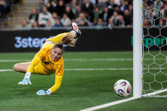 Goalkeeper Anna Wellmann of Sporting Club de Portugal
