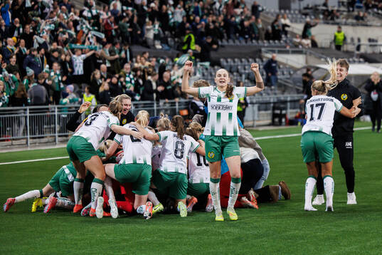 Vilde Hasund of Hammarby celebrates with teammates