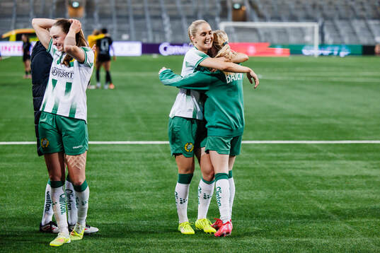 Vilde Hasund, Alice Carlsson and Emilie Joramo celebrates