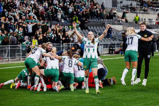 Vilde Hasund of Hammarby celebrates with teammates