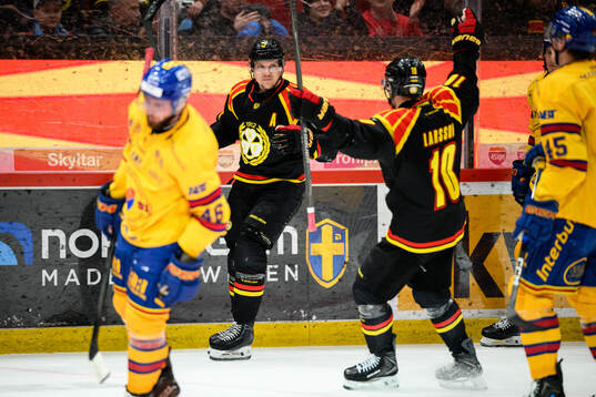 Brynäs Jakob Silfverberg och Johan Larsson jublar