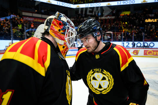 Brynäs målvakt Erik Källgren och Kieffer Bellows jublar