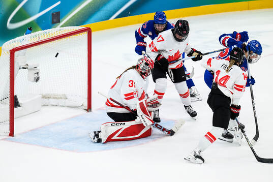 Hilary Knight of USA scores 1-1