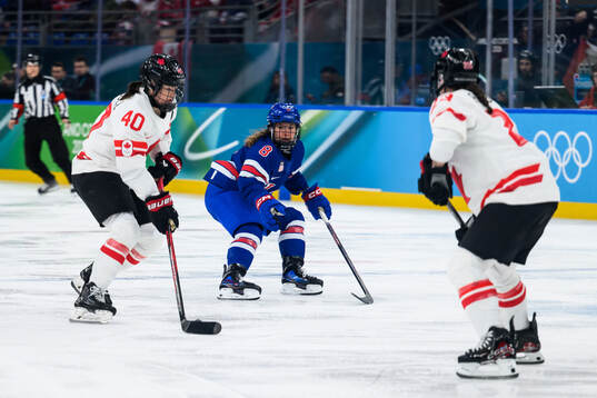 Blayre Turnbull of Canada and Haley Winn of USA in the