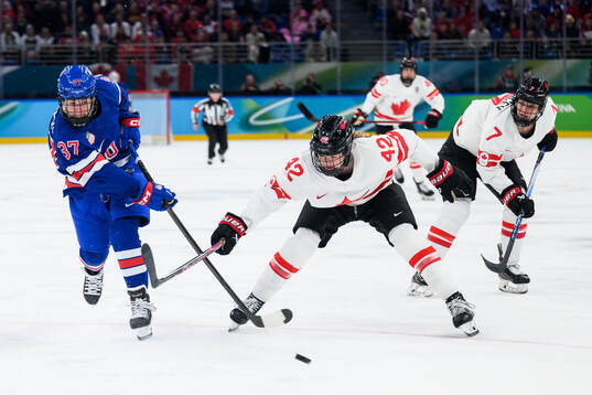 Abbey Murphy of USA and Claire Thompson of Canada in the