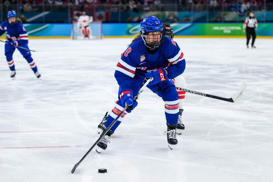Haley Winn of USA in the women's ice hockey final game