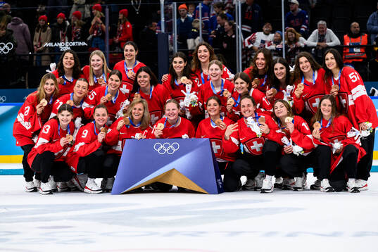 Team Switzerland pose for a photo with their bronze medals