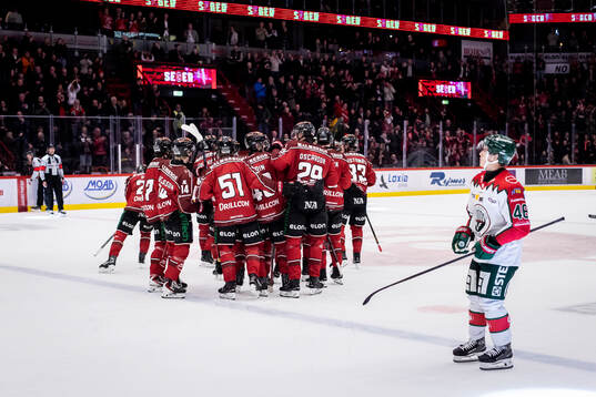 Örebrosspelarna jublar vid 5-4 målet hos Patrik Karlkvist
