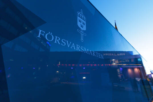 Försvarsmaktens trailer utanför Vida arena