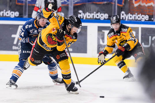 Växjös Karl Henriksson och Luleås Brendan Shinnimin