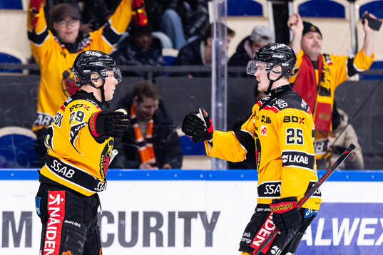 Luleås Erik Gustafsson och Filip Eriksson jublar