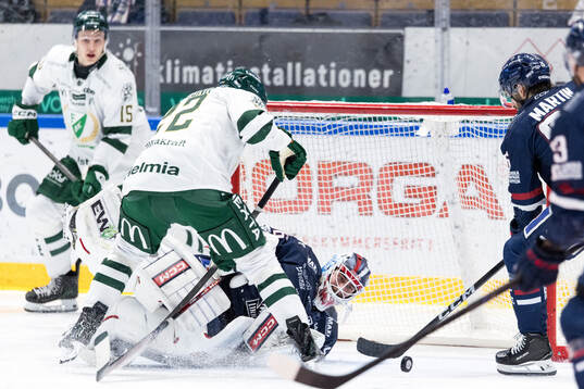 Färjestads Per Åslund och Linköpings målvakt Waltteri
