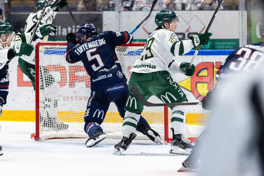 Färjestads Oskar Steen jublar