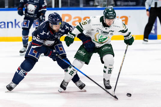 Linköpings Oscar Fantenberg och Färjestads Luke Philp