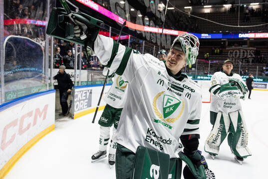 Färjestads målvakt Emil Larmi jublar