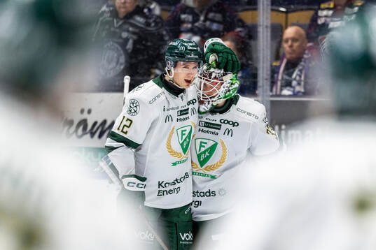 Färjestads Christoffer Jansson och målvakt Emil Larmi