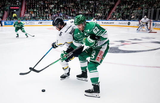 HV71s Riley Woods och Rögles Lubos Horky