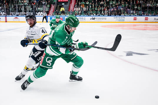 HV71s Riley Woods och Rögles Lubos Horky